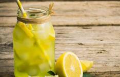 柑橘提神：早上喝柠檬水的15种健康益处