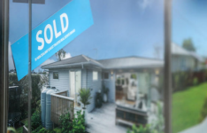 在下跌的市场中买卖房屋时要避免的 4 个错误