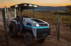 加州农民开始使用无人驾驶拖拉机