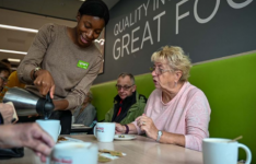Asda 为 60 多岁的老人推出 1 英镑的咖啡餐套餐以帮助降低生活成本